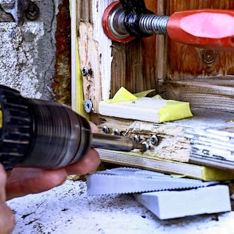 Lille rådskade i vinduesramme: Sæt en masse korte skruer ind i hullet i rammen Lille rådskade i vinduesramme: Sæt en masse korte skruer ind i hullet i rammen